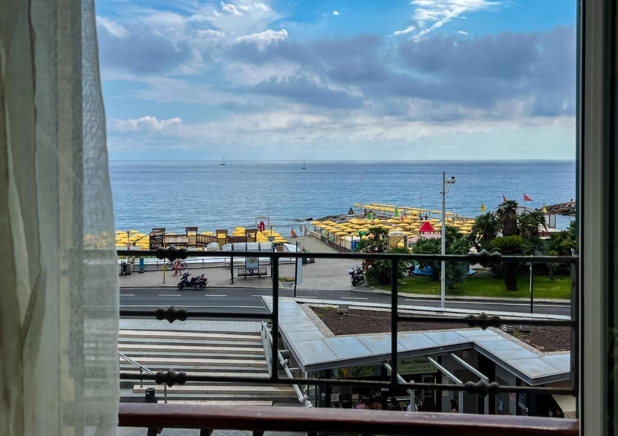 Splendido Appartamento Con Vista Mare Su Piazza Dante Varazze Zewnętrze zdjęcie