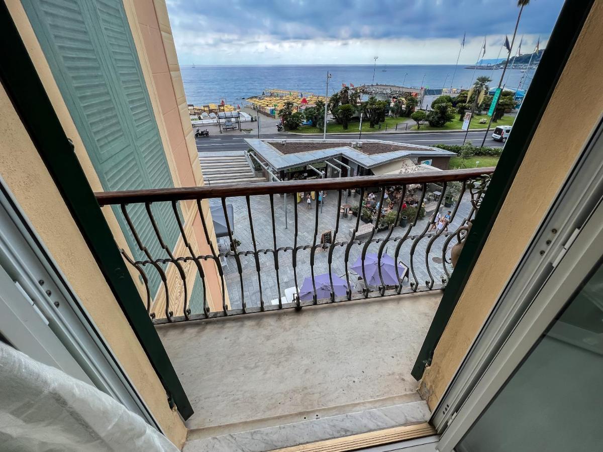 Splendido Appartamento Con Vista Mare Su Piazza Dante Varazze Zewnętrze zdjęcie